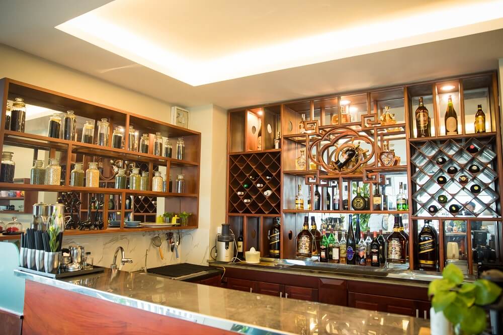 Quầy bar phục vụ đồ uống tại tầng 8 của khách sạn